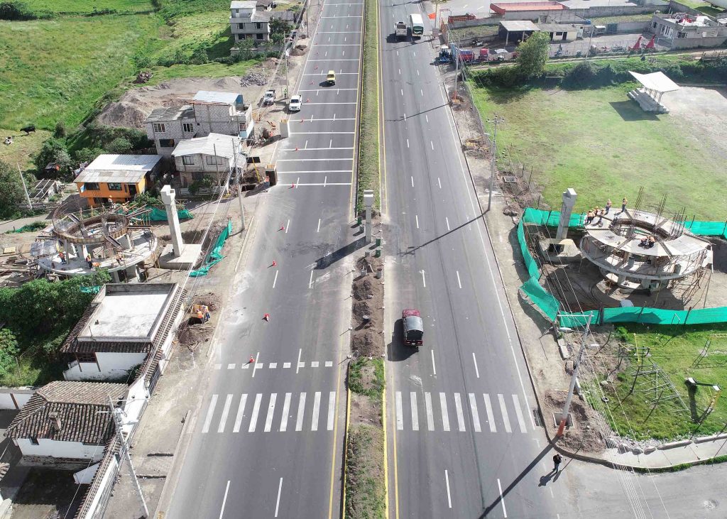 Construction Pedestrian Bridge García Moreno Ecuador